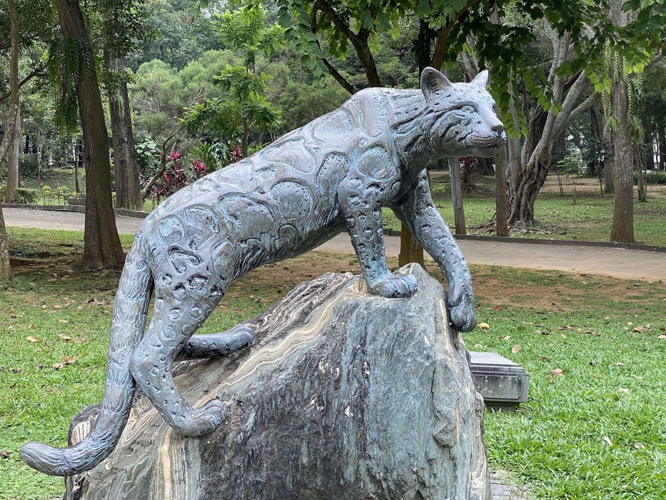 石虎雕塑與綠意公園背景
