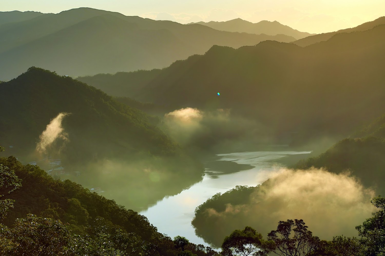 土虱頭觀景臺附近清晨山巒與薄霧景色