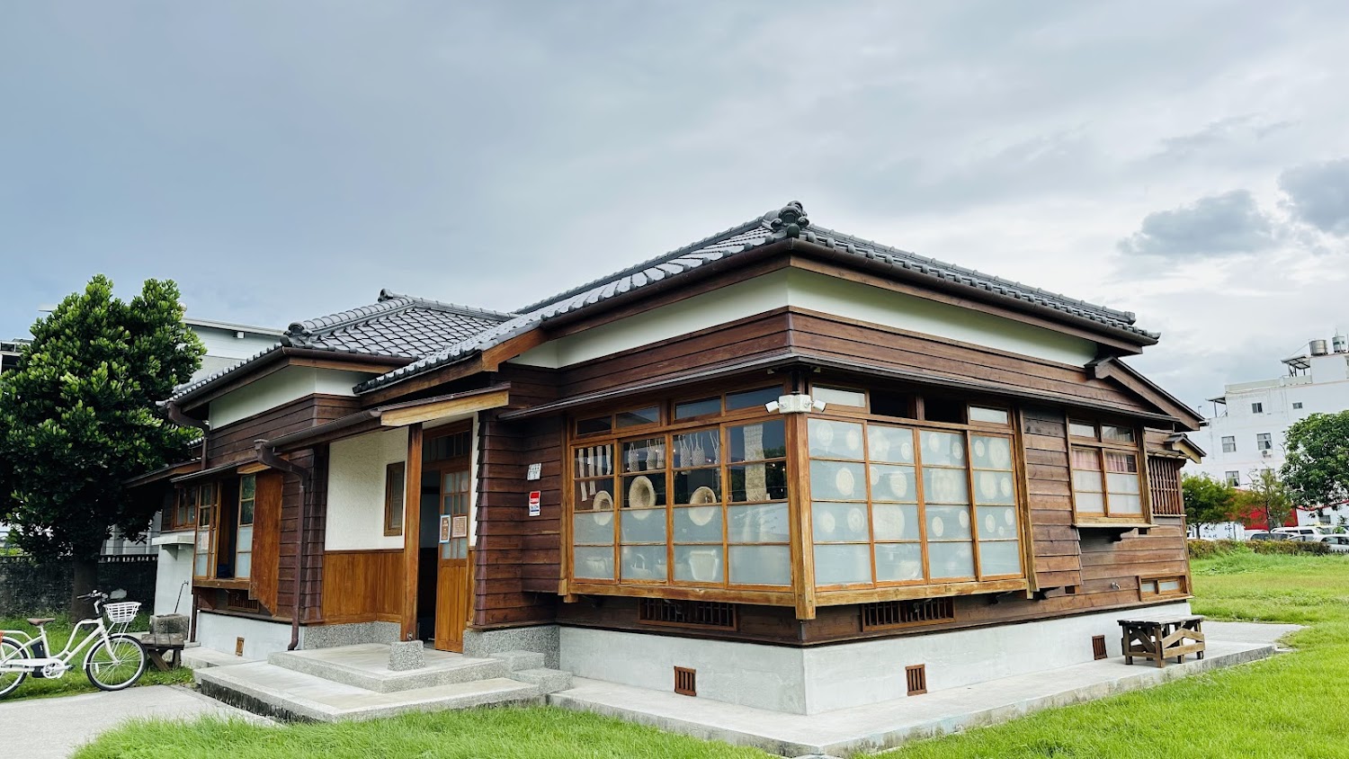 北町日式宿舍建築群的木造房屋與草地、白色腳踏車