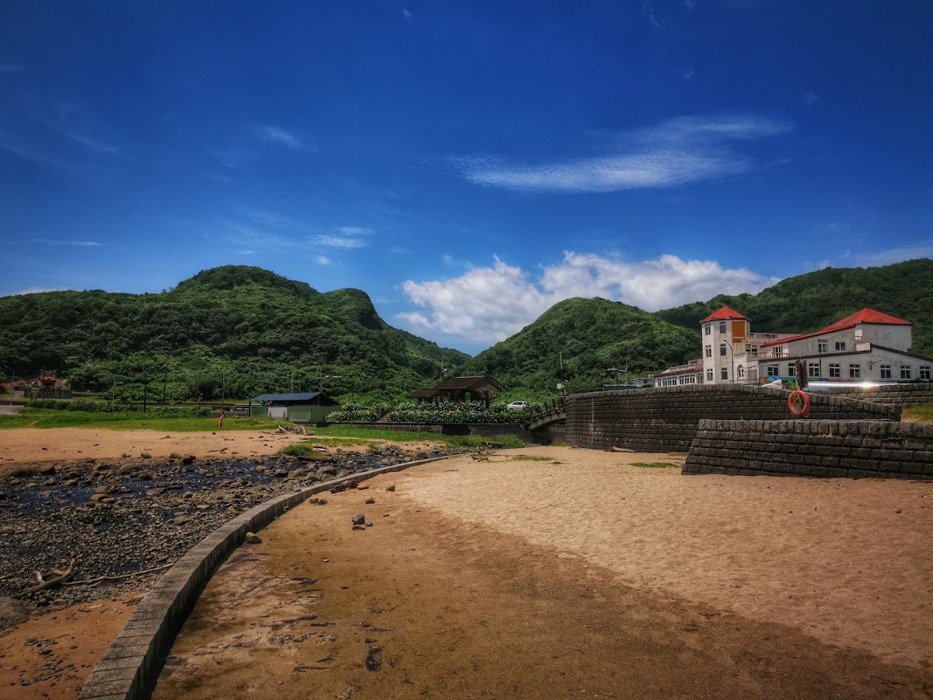 金沙灣海濱公園金色沙灘與山丘