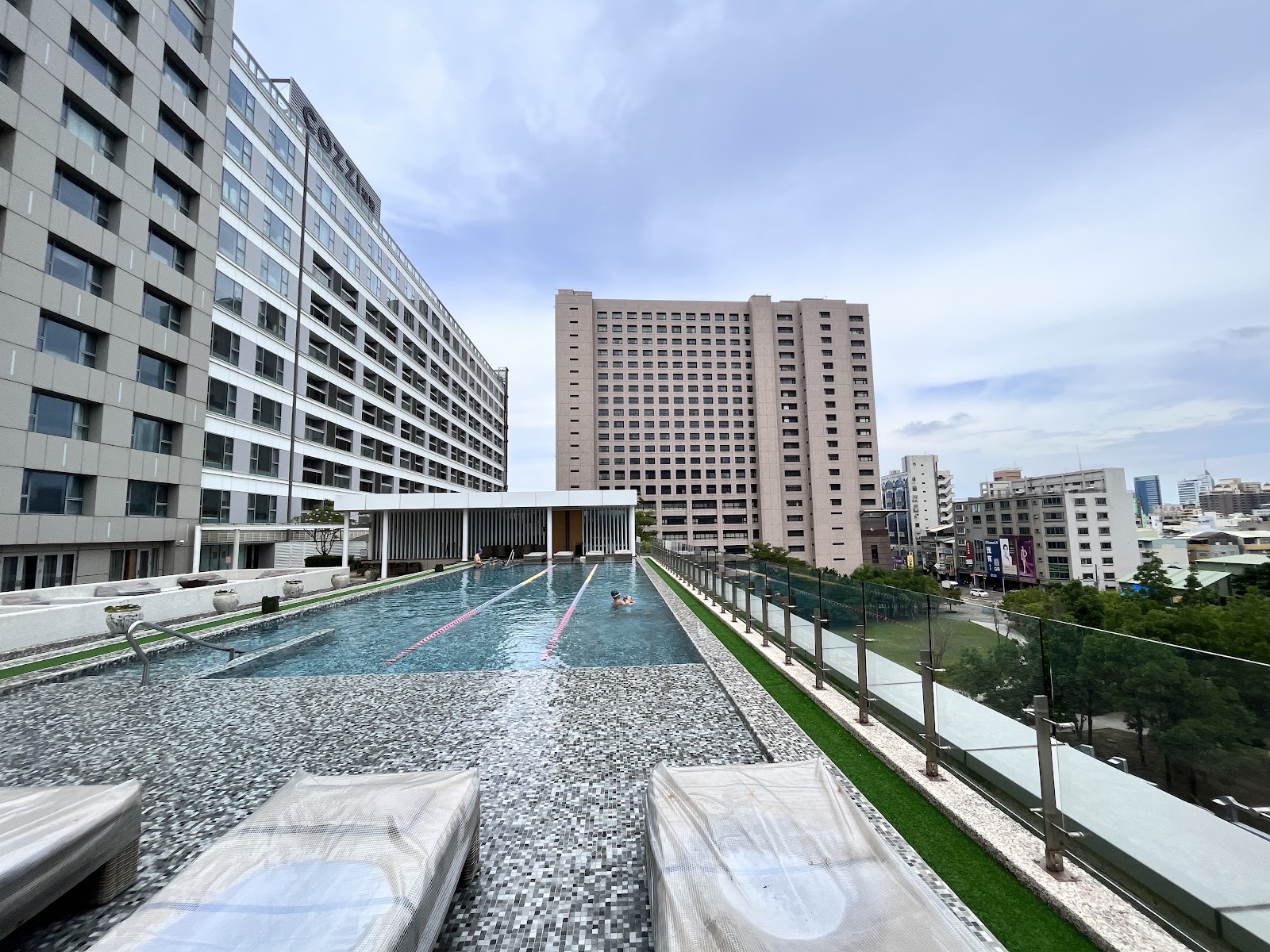 台南晶英酒店白天頂樓游泳池，台南市區建築背景