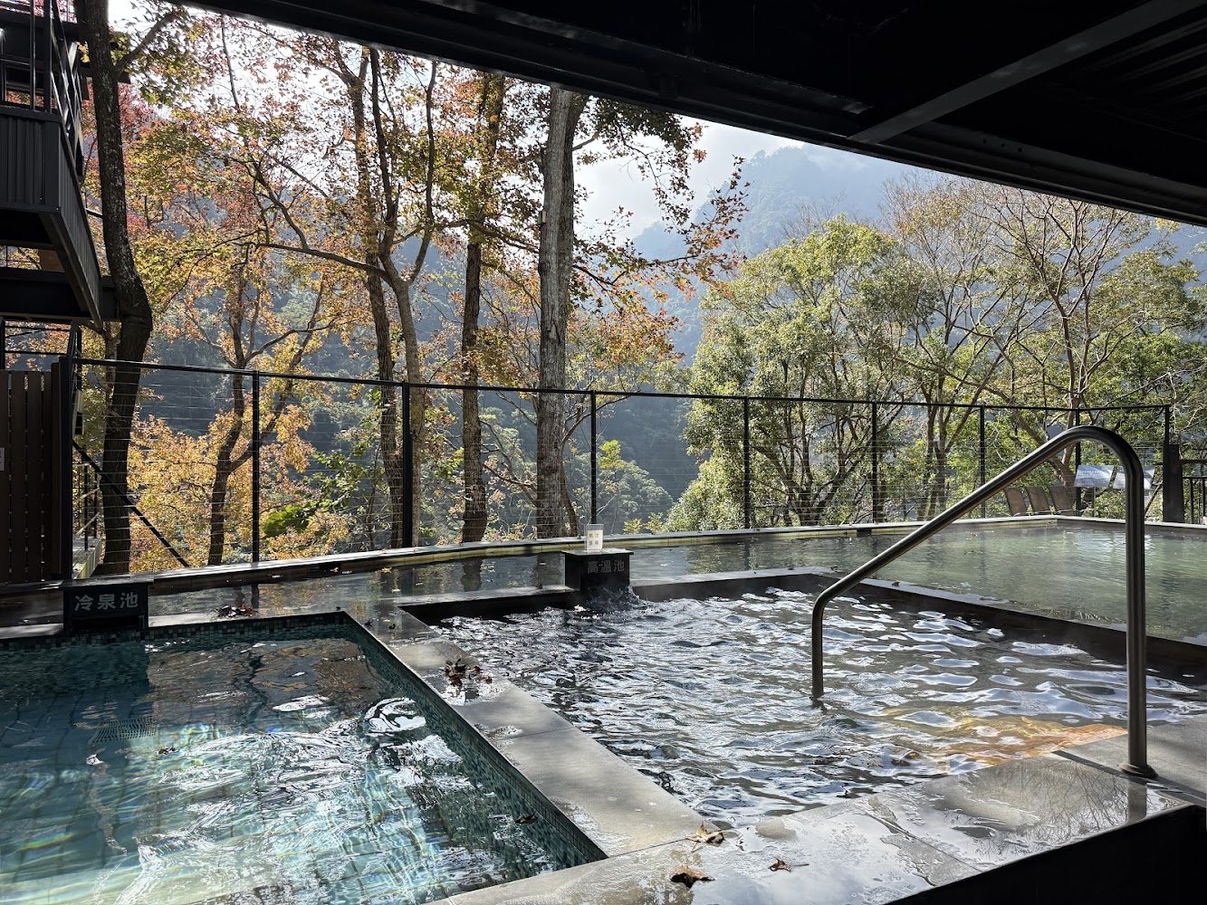 戶外溫泉池與山林秋色景觀