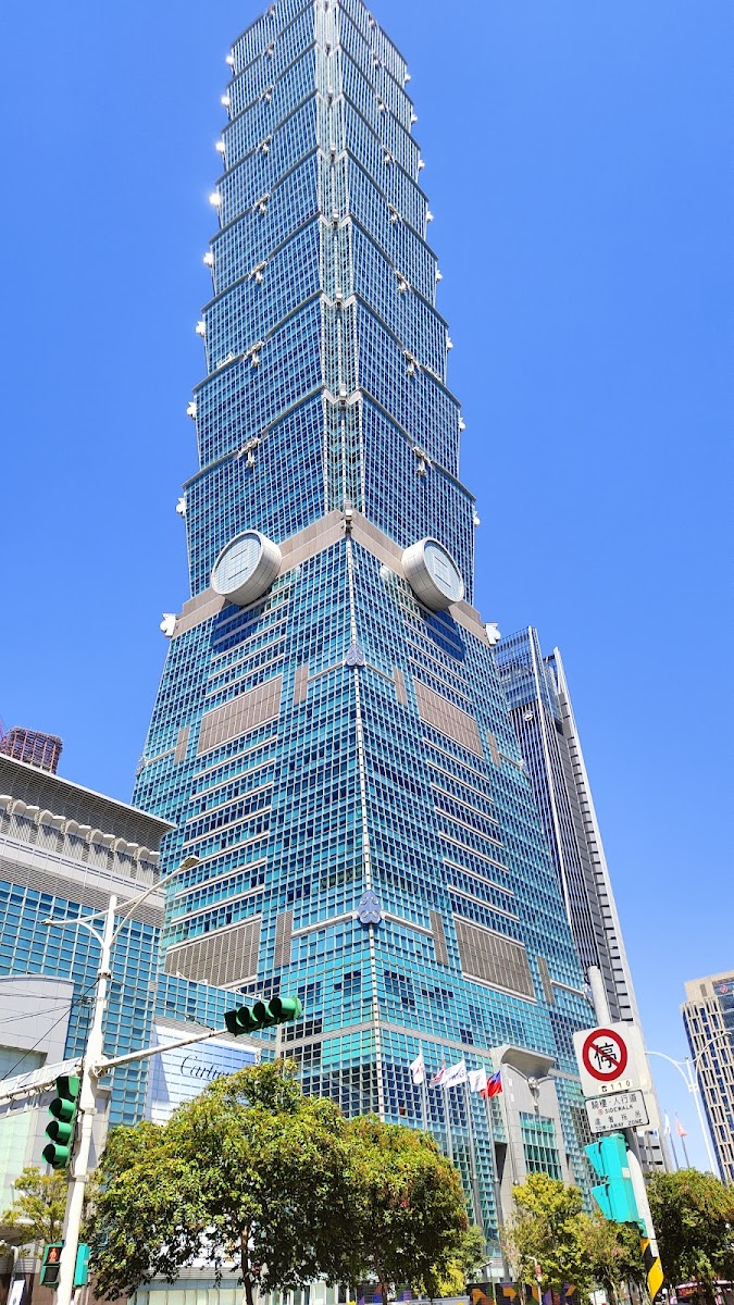 信義路口仰拍台北101大樓全景，藍天，台北一日遊必訪地標