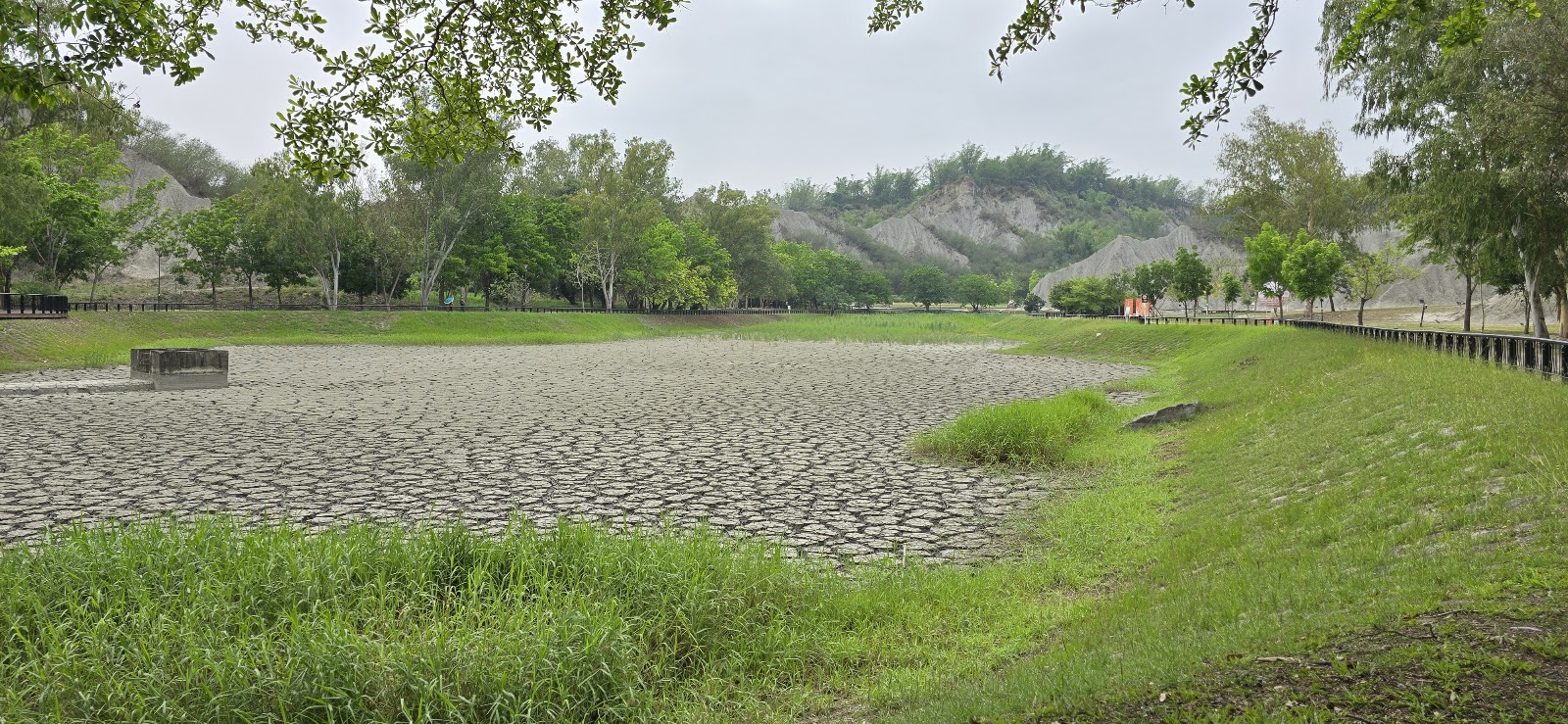 月世界玉池乾涸時期，月形水池露出龜裂泥岩底床