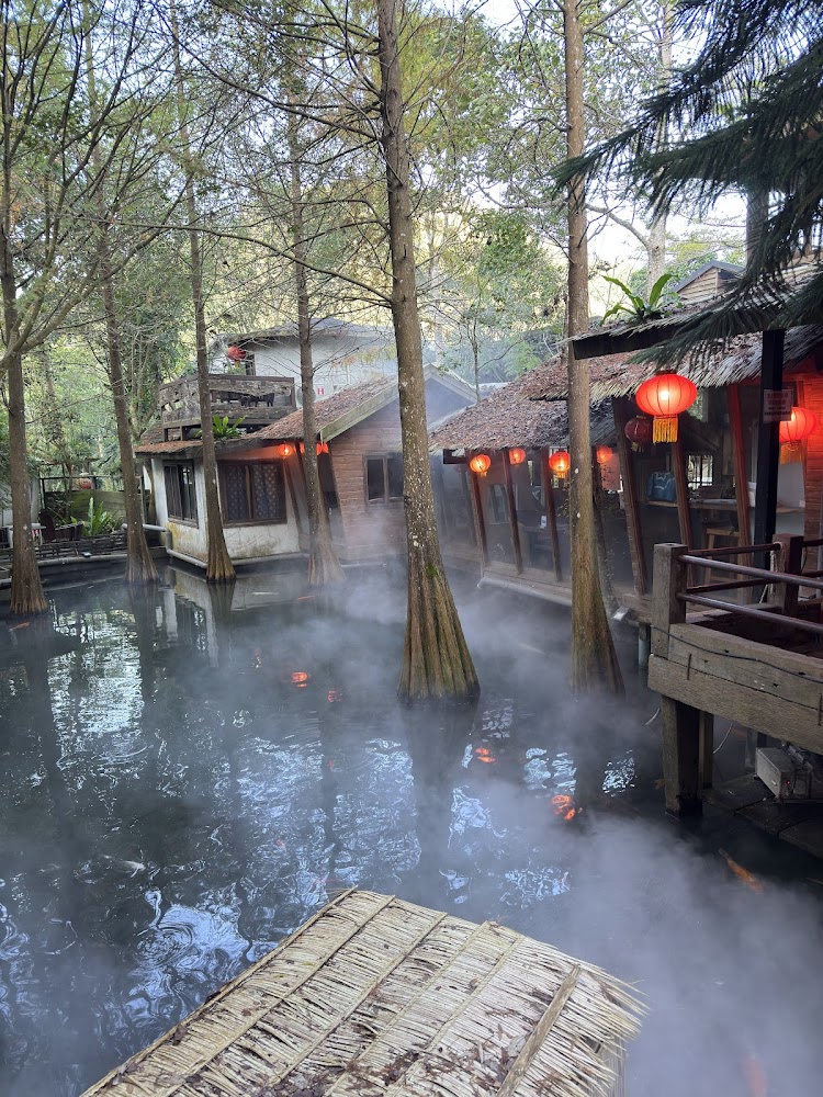 帶有紅燈籠的中式水上建築與霧氣景觀