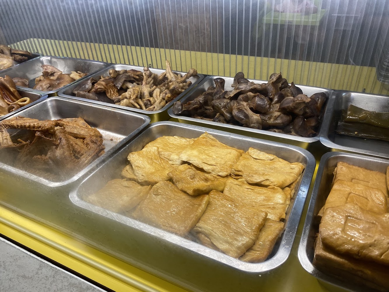不鏽鋼盤中有豆皮豆乾海帶雞翅與雞腳等滷味食材
