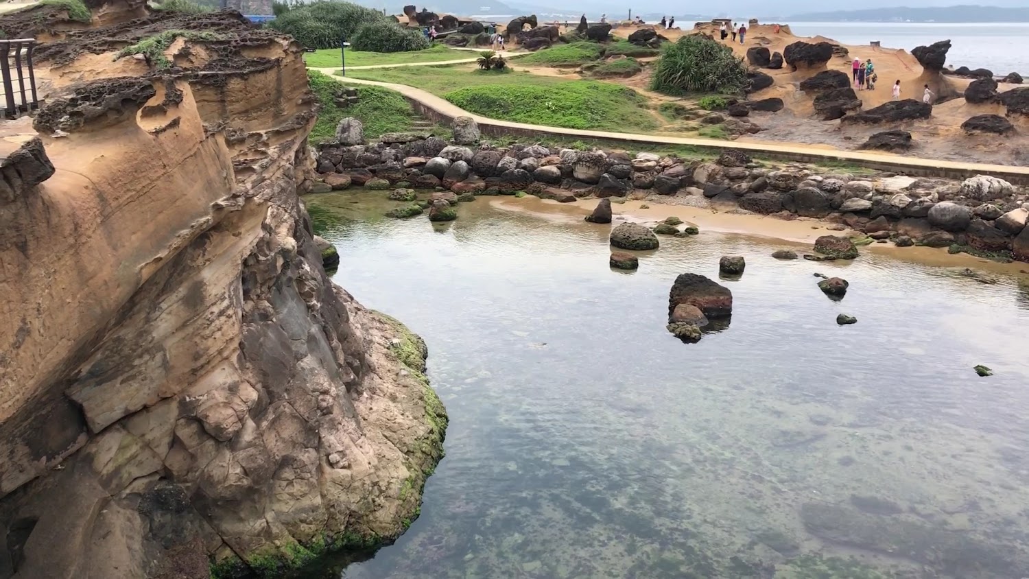野柳地質公園海岸奇岩與清澈海水景觀