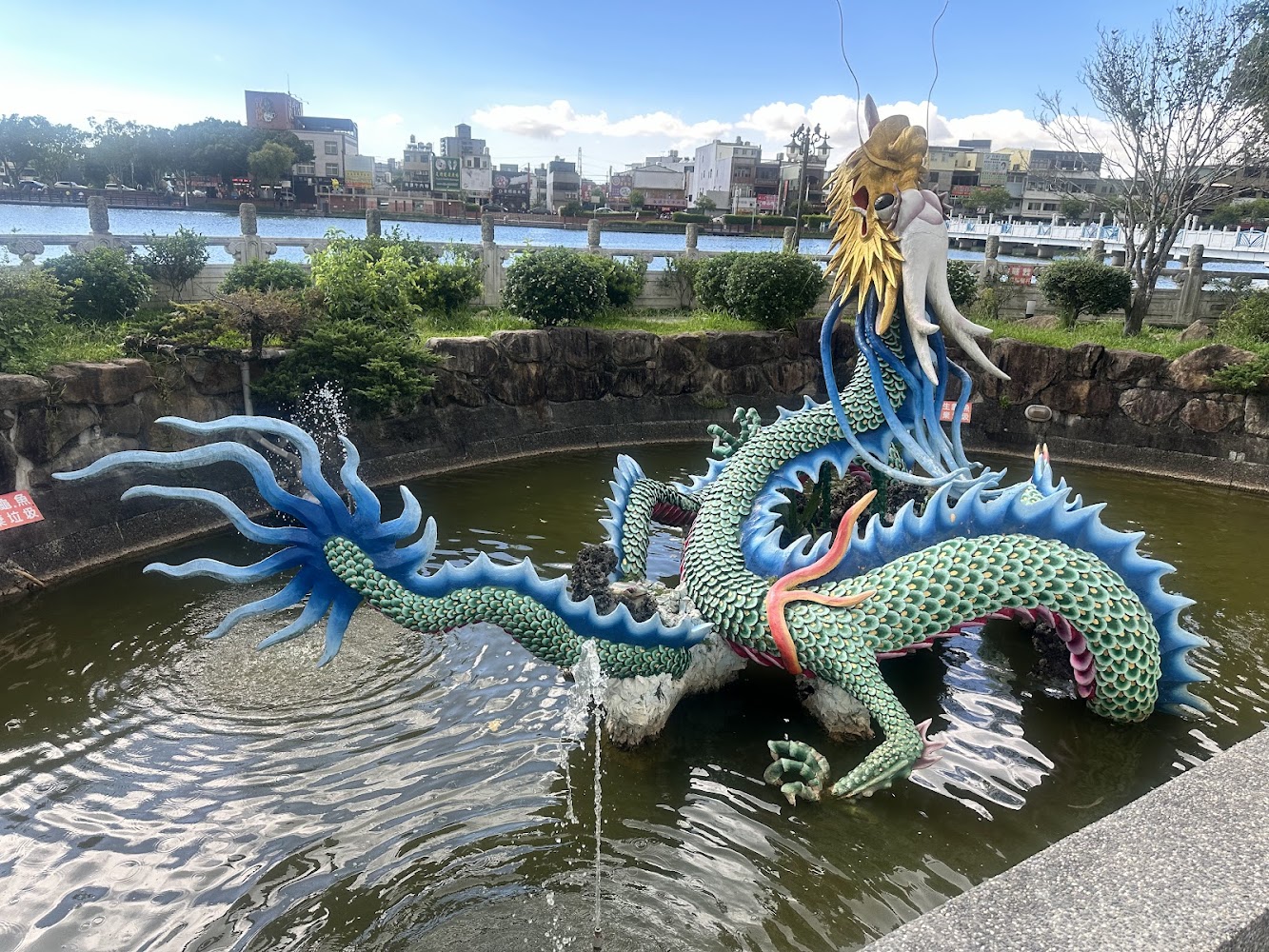 龍潭大池彩色噴水龍雕像