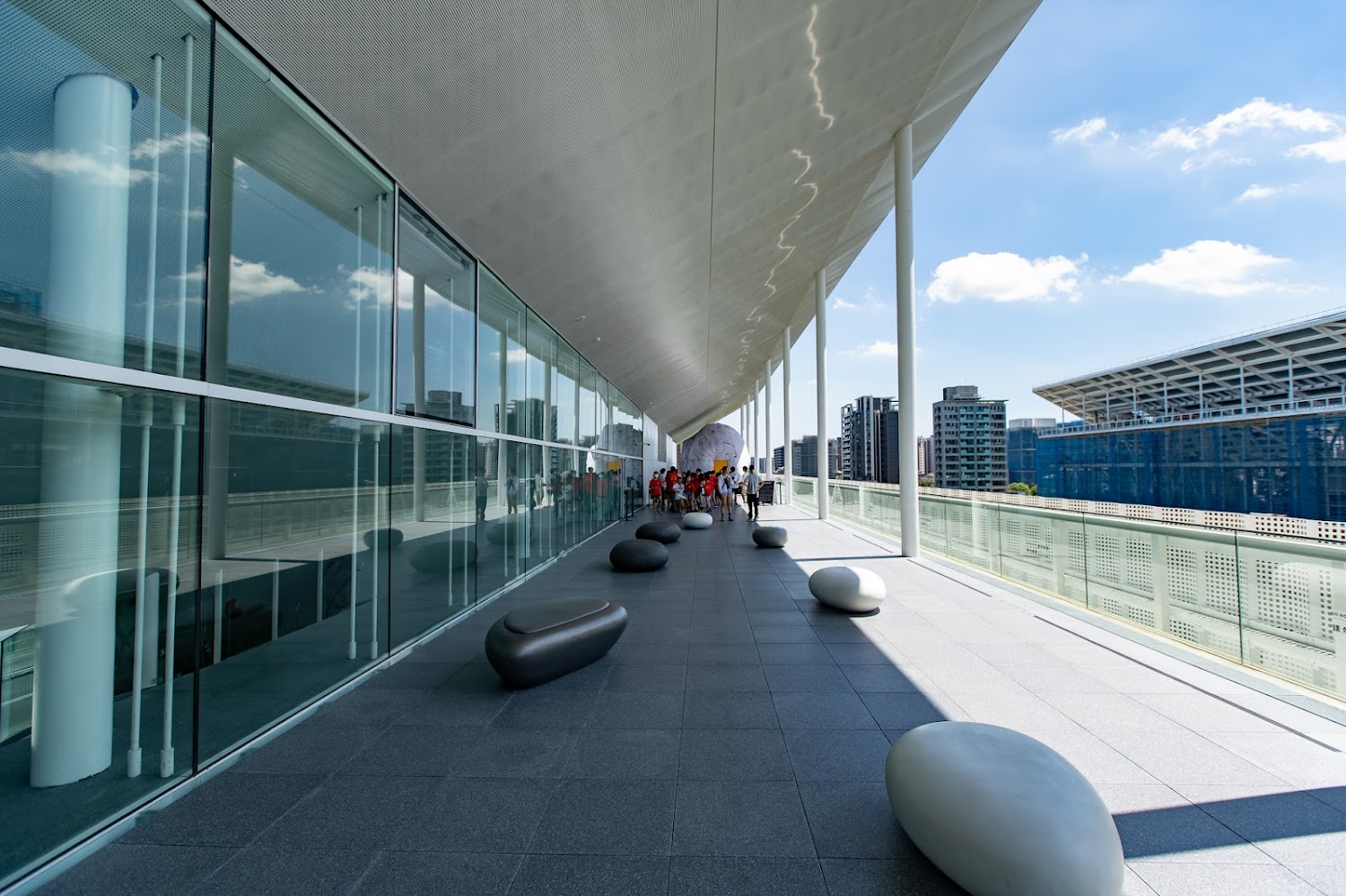 兒童美術館露台與戶外休憩空間