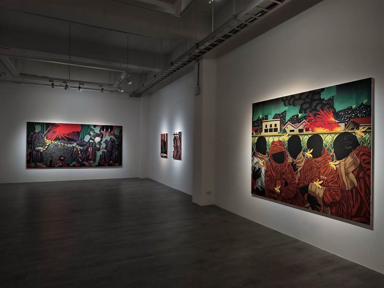 現代藝術畫廊內展示多幅巨幅畫作，視覺強烈