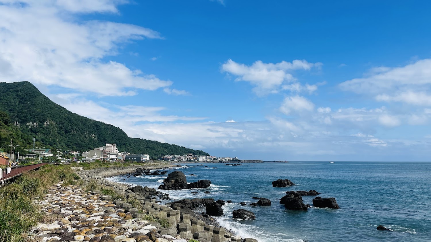 大溪漁港周邊海岸岩石山丘與海景