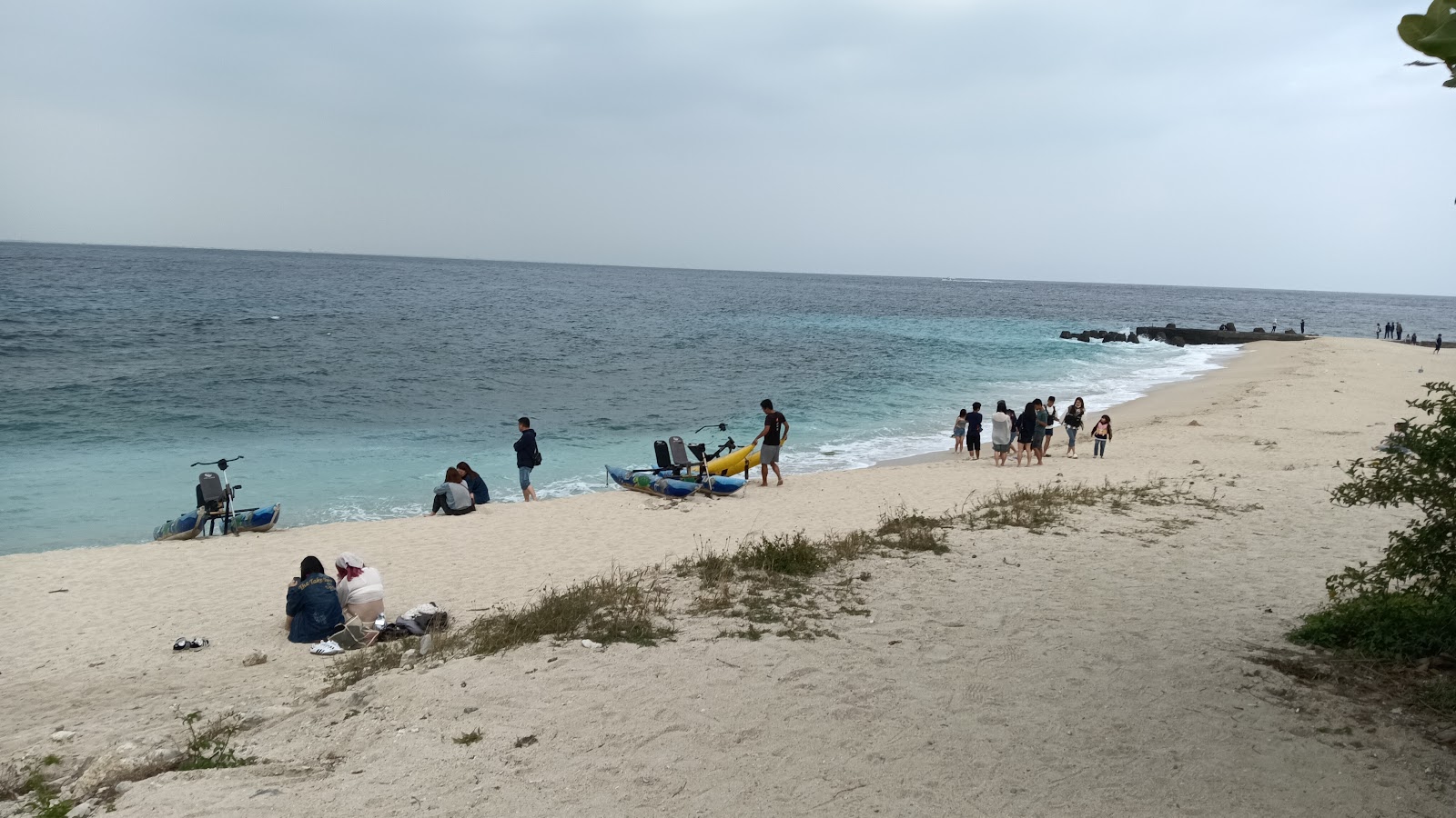 中澳沙灘白沙灘遊客浮潛小琉球