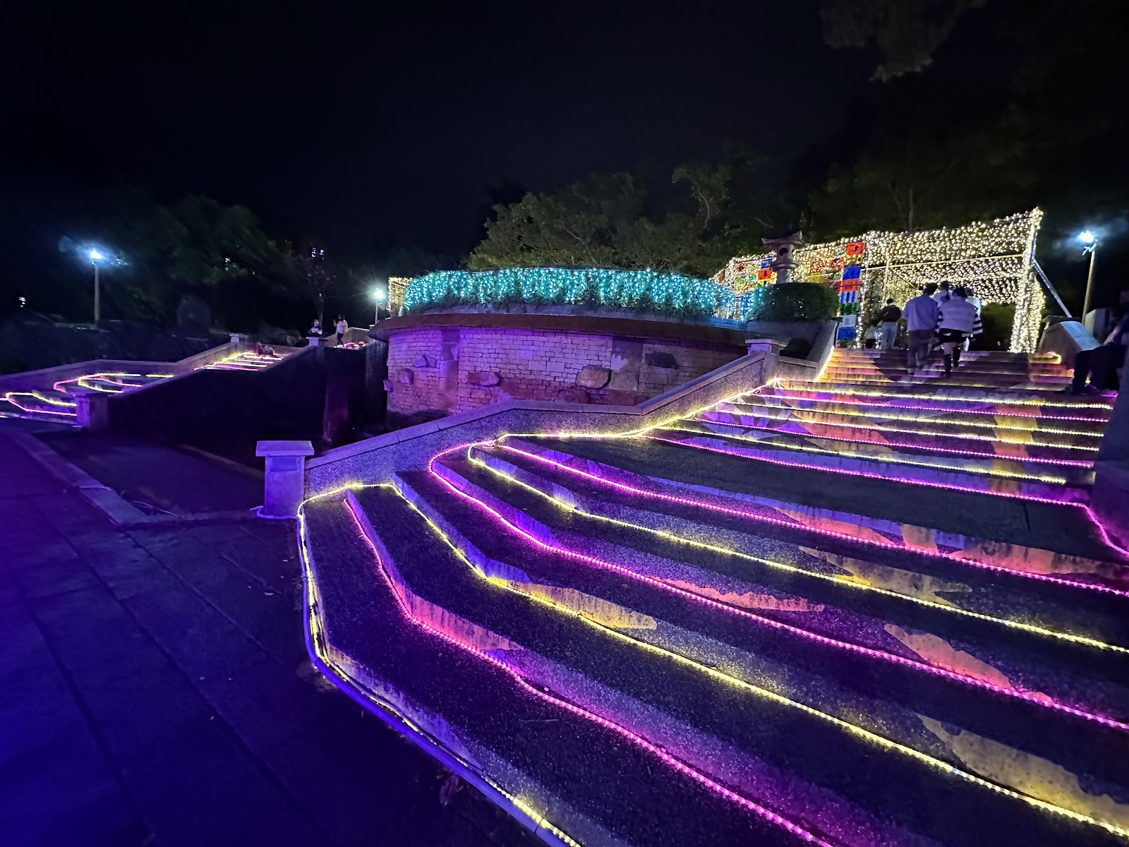 羅東夜間燈光石階LED彩燈裝置景觀夢幻