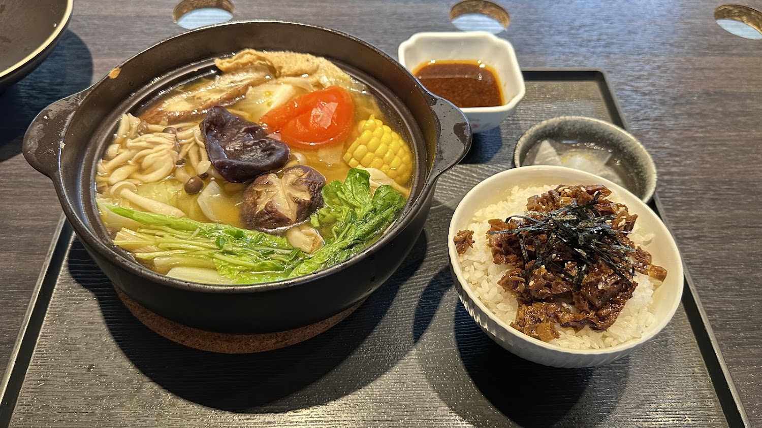 豐富蔬菜火鍋搭配飯與醬料