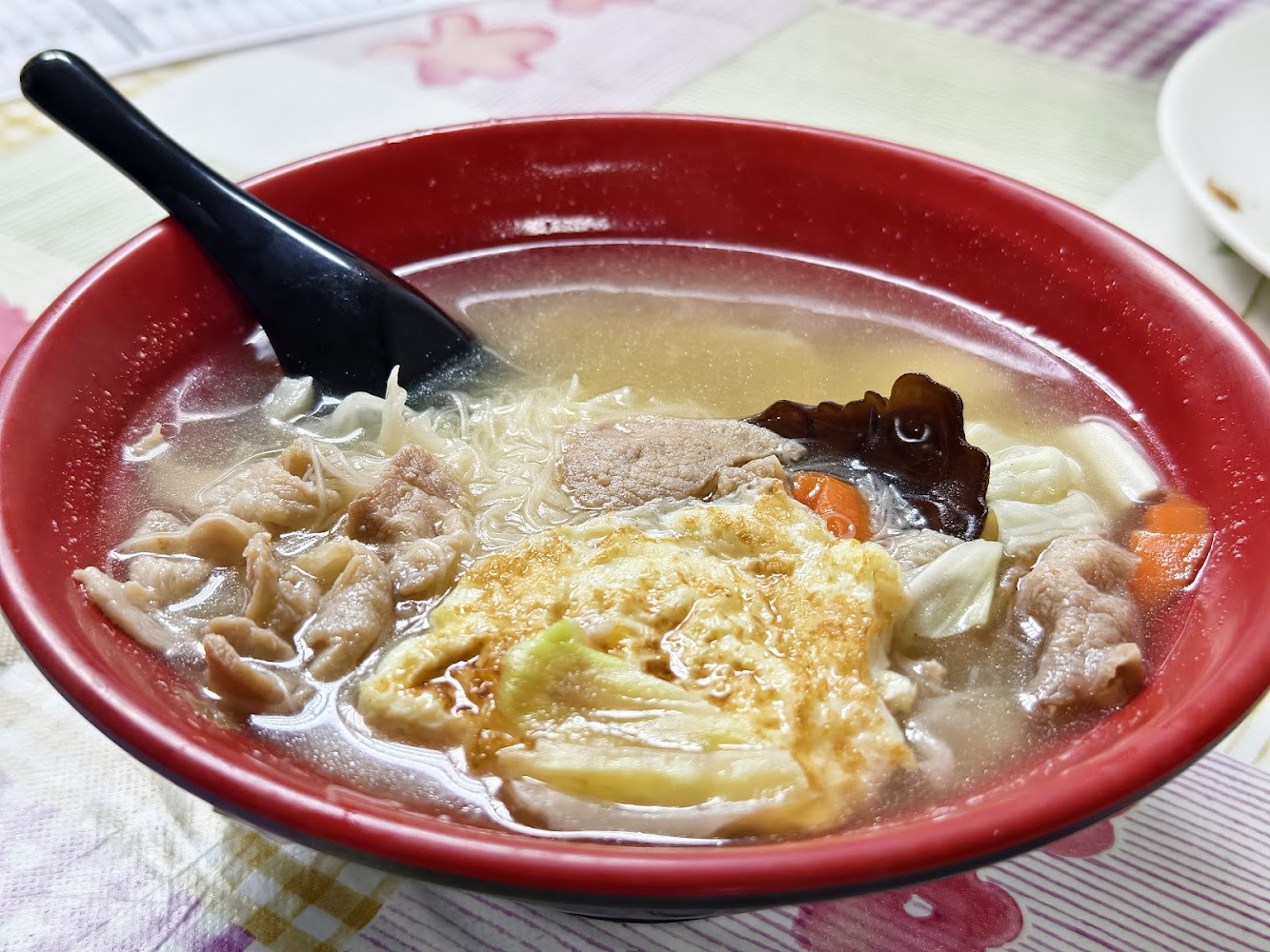 豬肉湯麵有豬肉片蔬菜木耳紅蘿蔔與煎蛋
