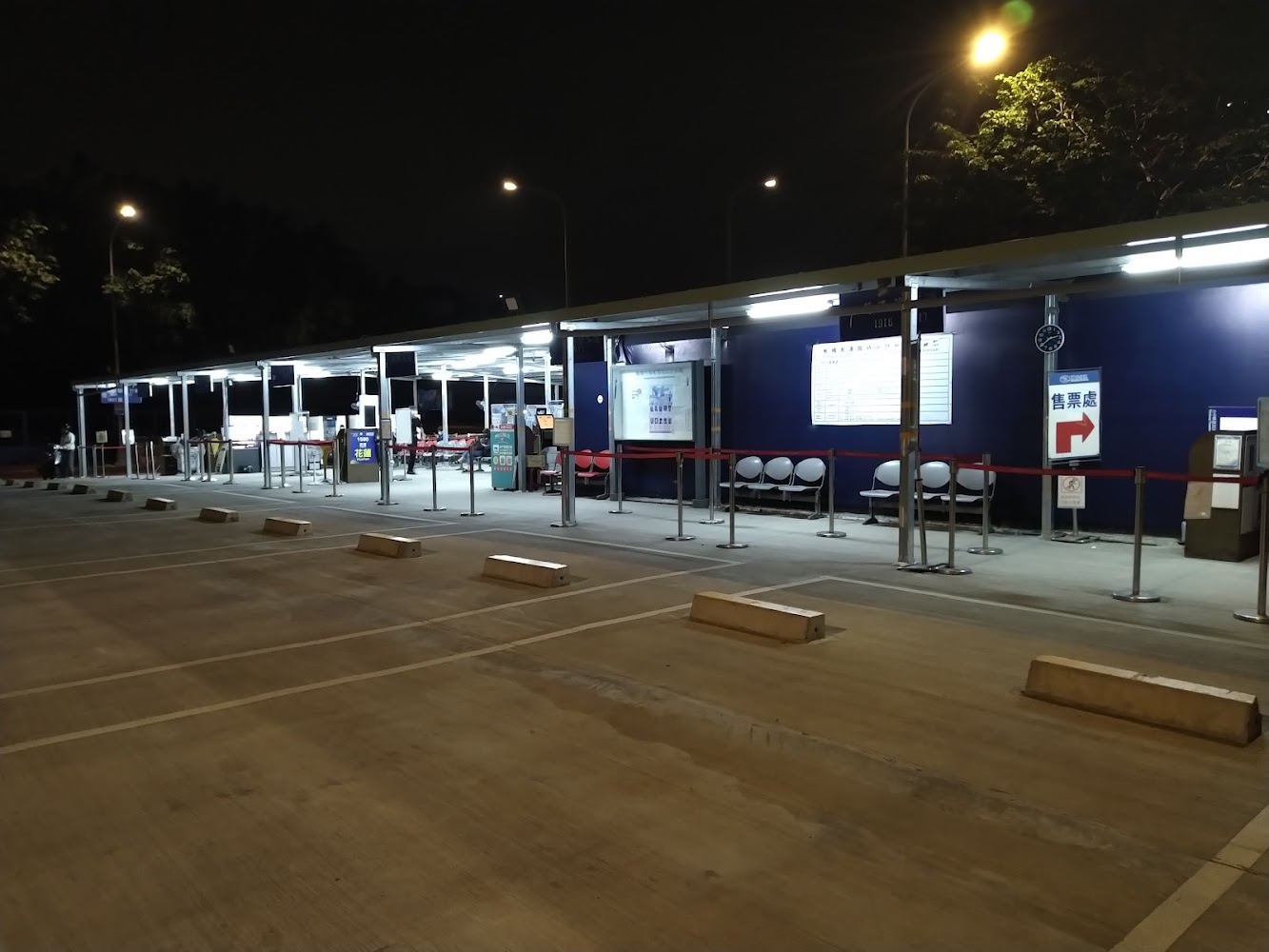 巴士或客運站候車區，有候車座椅、售票處指標及清楚分隔的排隊路線