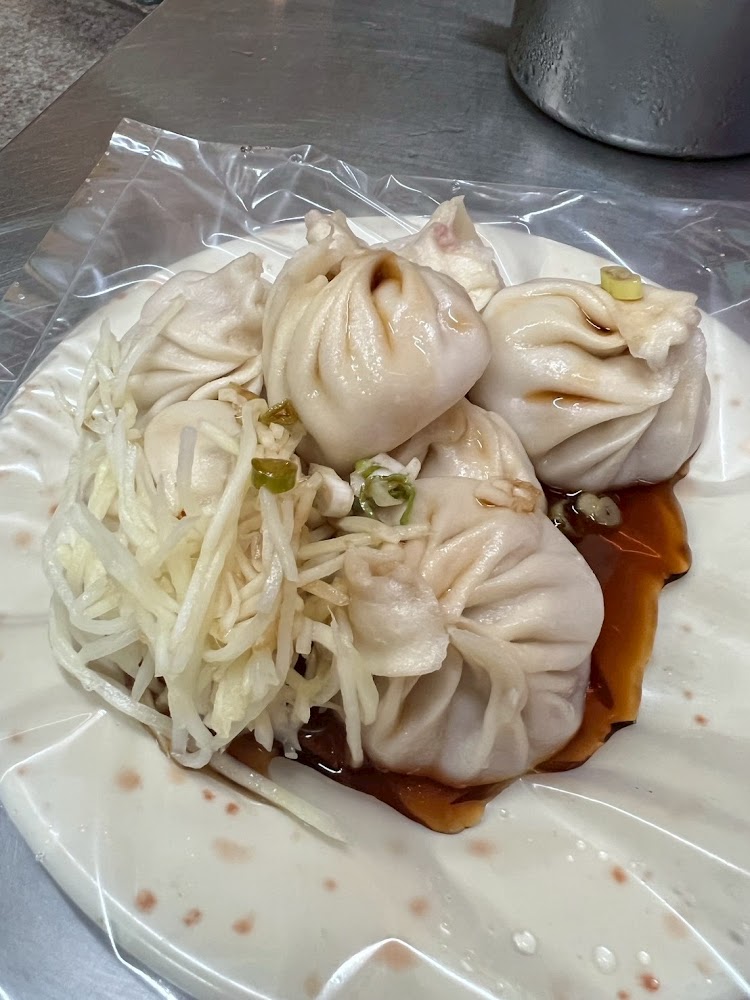 燕巢手工湯包近拍搭配醬油與薑絲