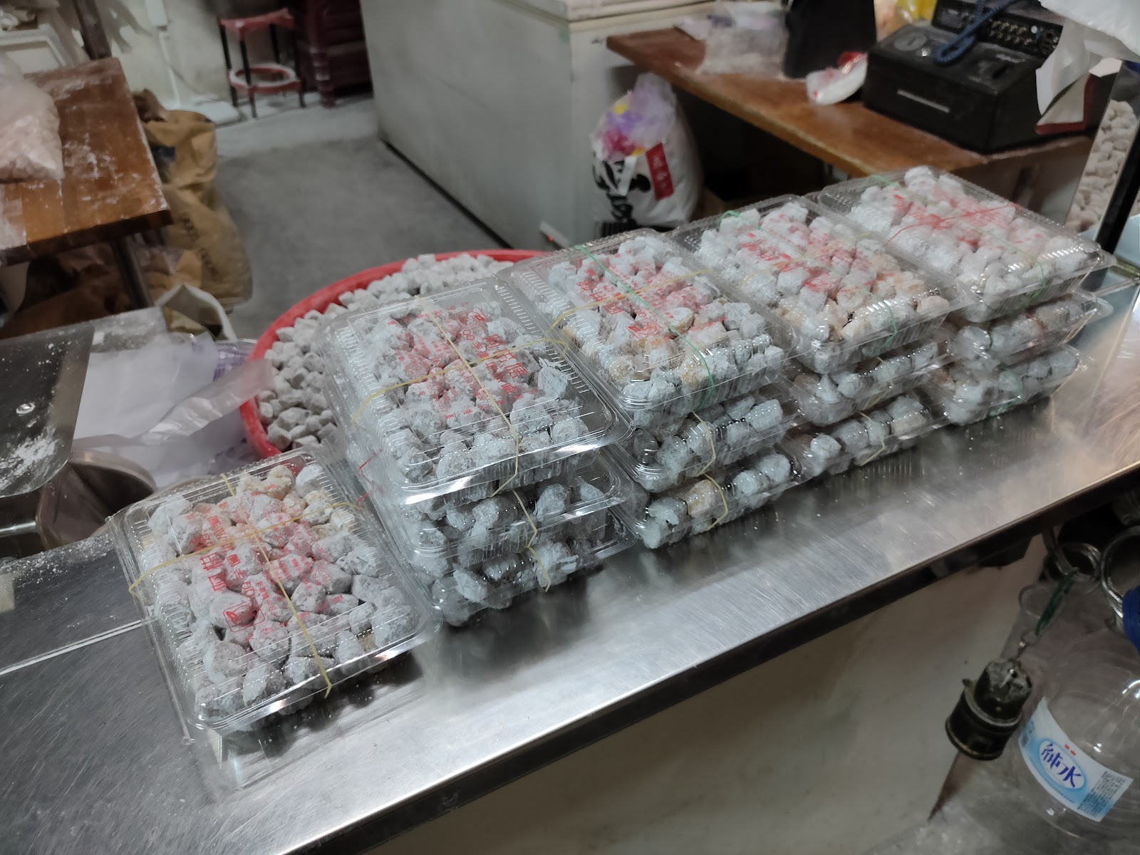 阿柑姨芋圓大量手工芋圓備料，色彩繽紛