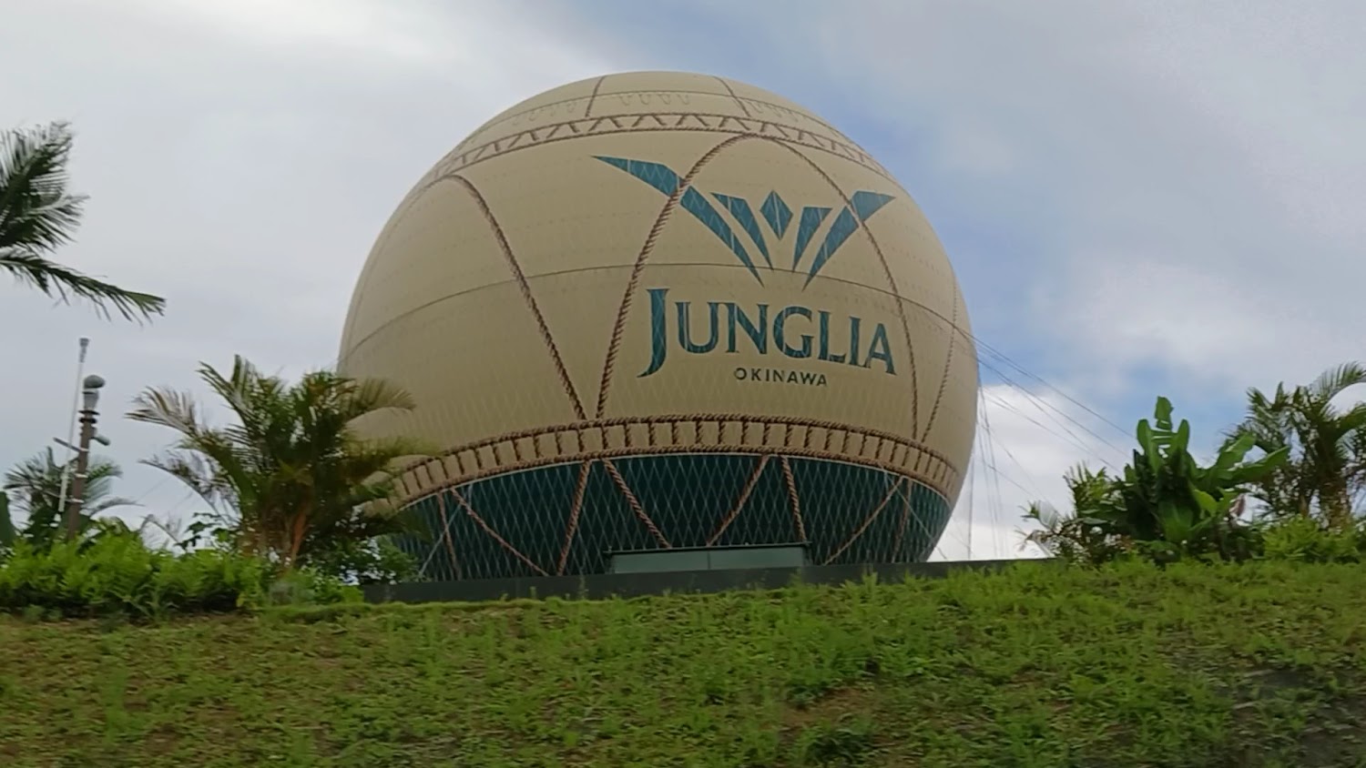 JUNGLIA OKINAWA球狀建築與草地