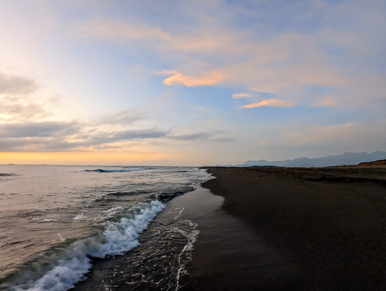 蘭陽溪口水鳥保護區夕陽海灘景色