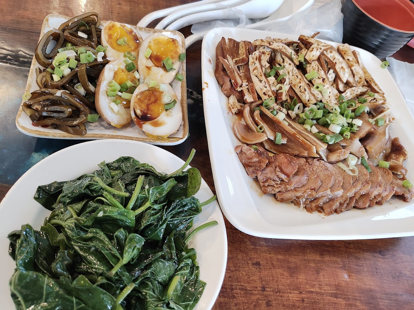 三道台式小菜與燙青菜滷味拼盤