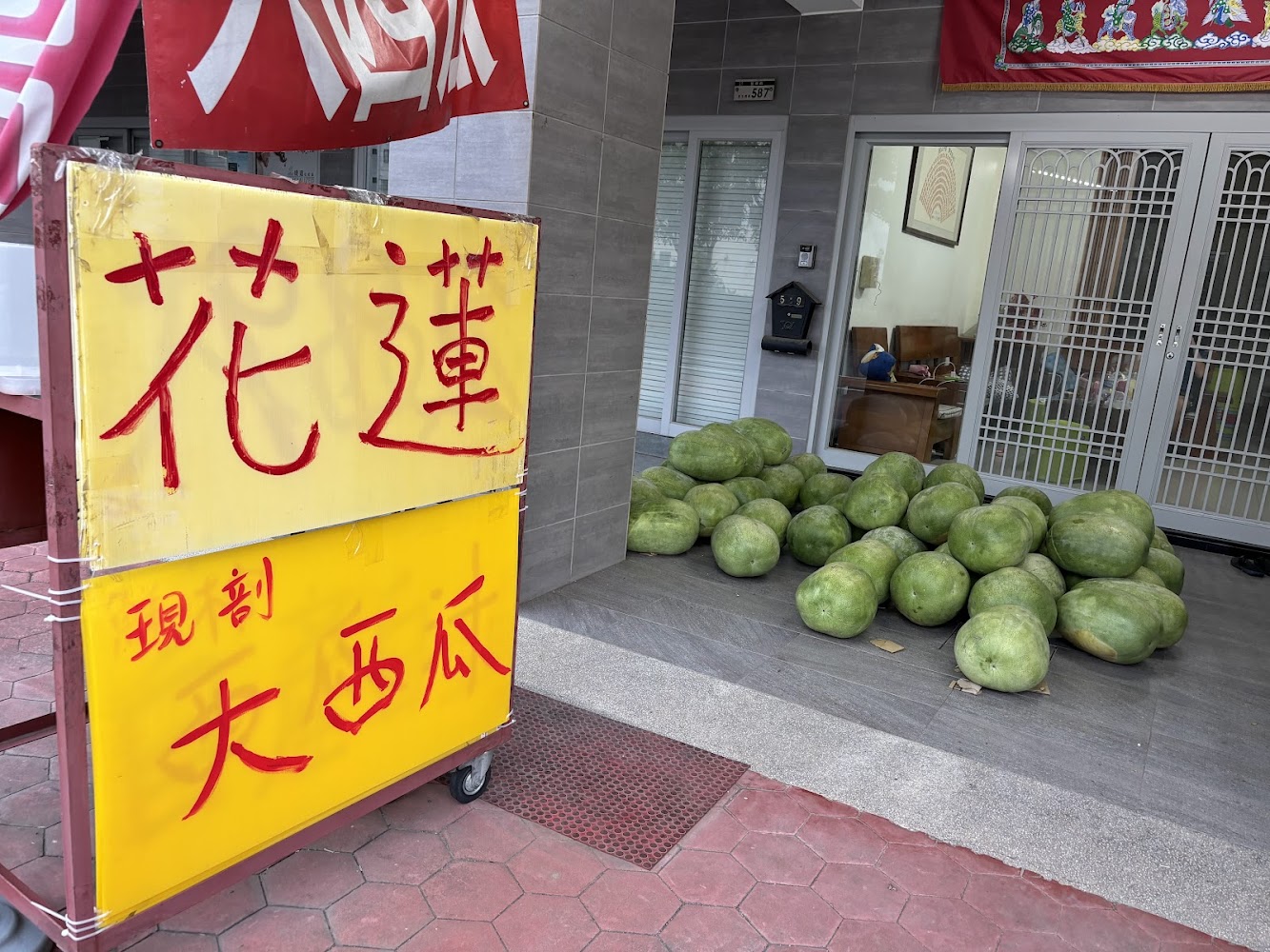 麻豆路邊販售花蓮現剖大西瓜招牌