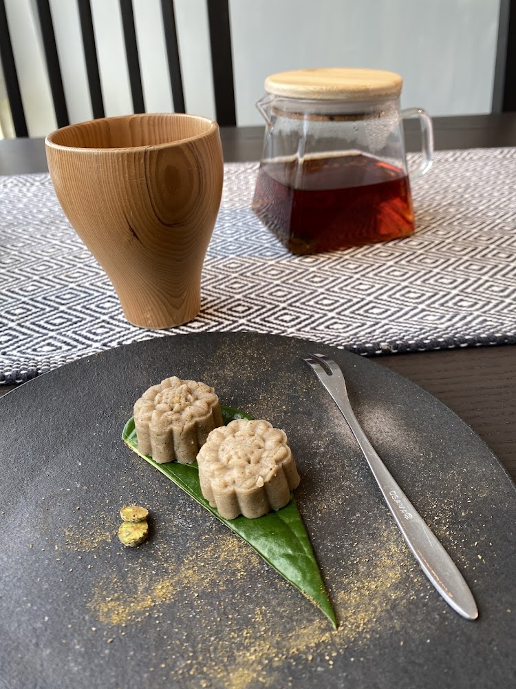木製茶杯玻璃茶壺與茶點