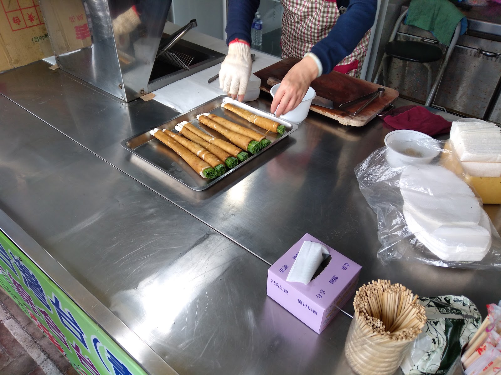 王記炸肥腸不鏽鋼盤整排師傅手套整理高雄蚵仔寮必吃
