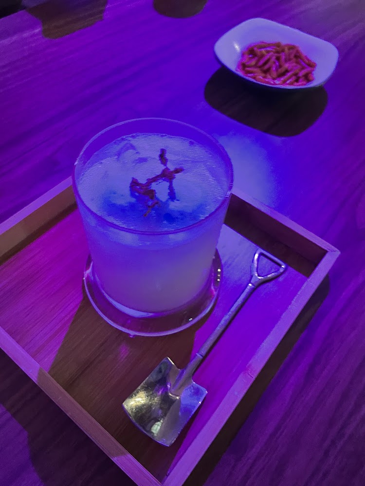 冰飲搭配造型湯匙與小點，細節感十足