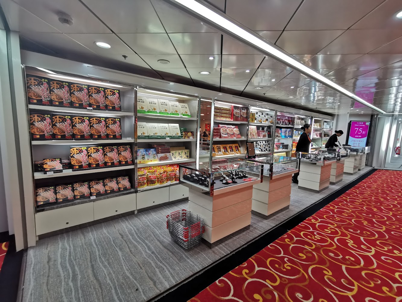 販售食品伴手禮的明亮商店