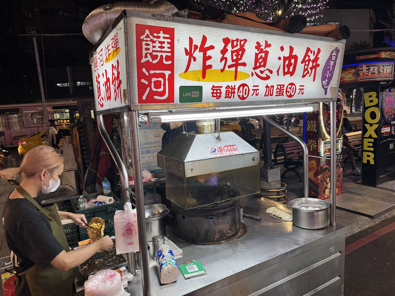 炸彈蔥油餅攤位現場煎製畫面