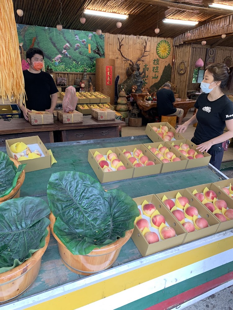 攤位工作人員整理水蜜桃與包裝禮盒