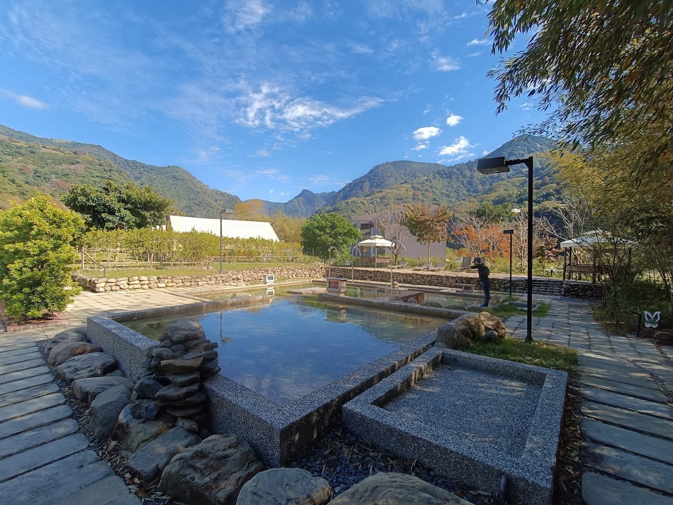 戶外溫泉池與山景