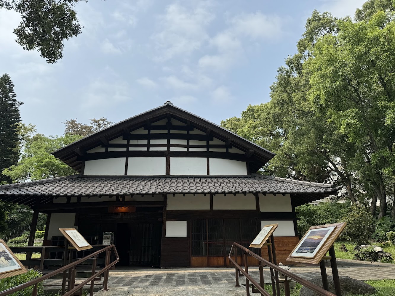 一滴水紀念館日式建築與樹木環繞景色