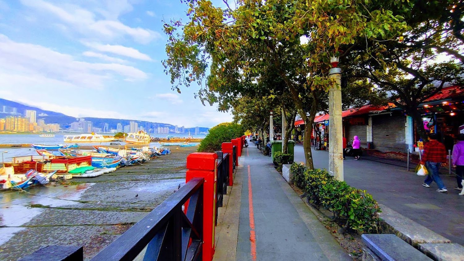 淡水河岸小船與城市景觀