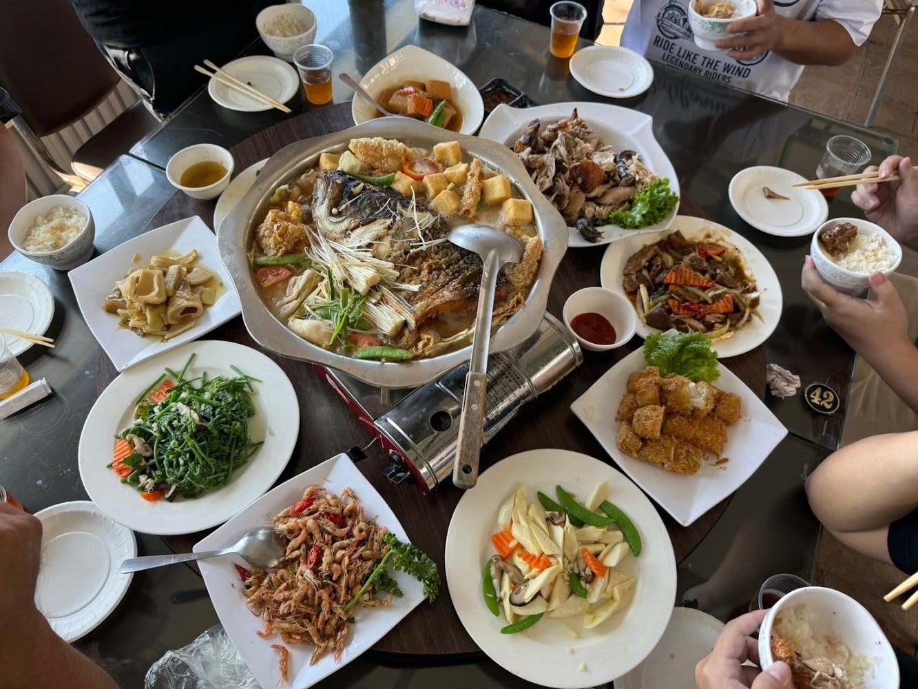 一桌豐富中式合菜，多人圍坐共享餐點