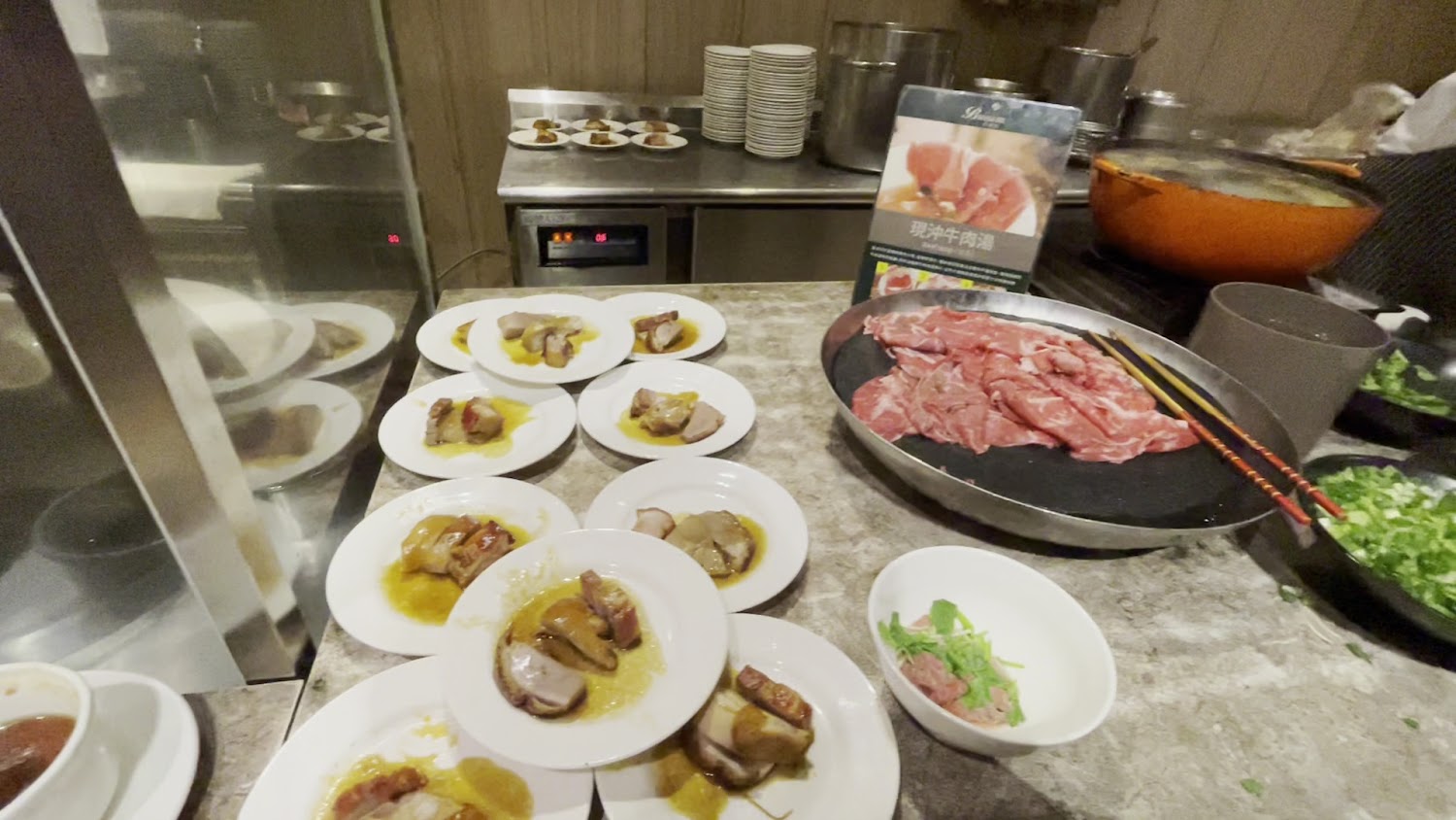 台中金典酒店栢麗廳現沖牛肉湯與熟食檯