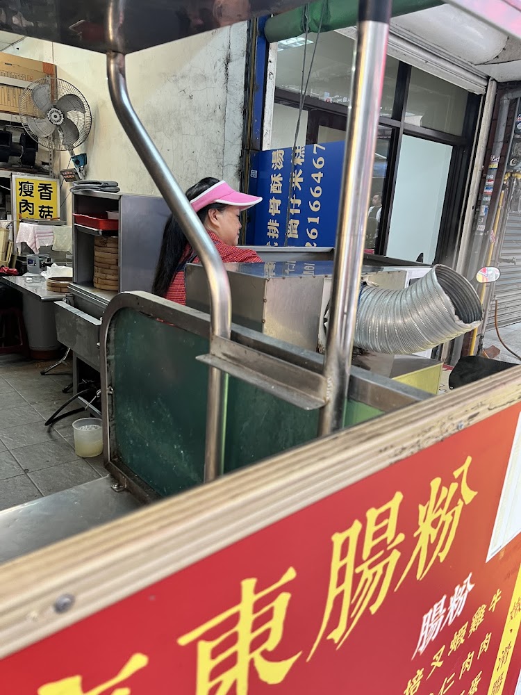 招牌醒目的腸粉攤與工作中的店家人員