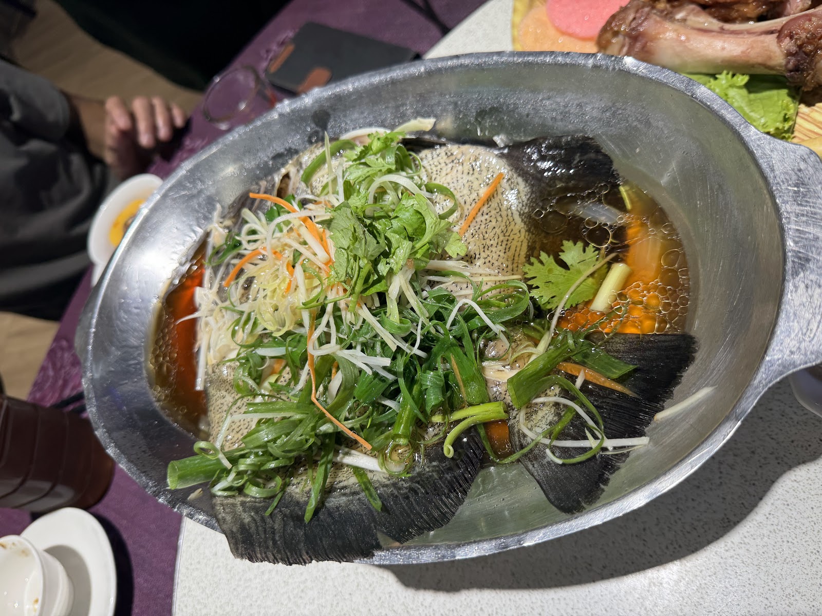 悅禾小館清蒸魚頭，大量蔥薑香菜鋪蓋新竹合菜