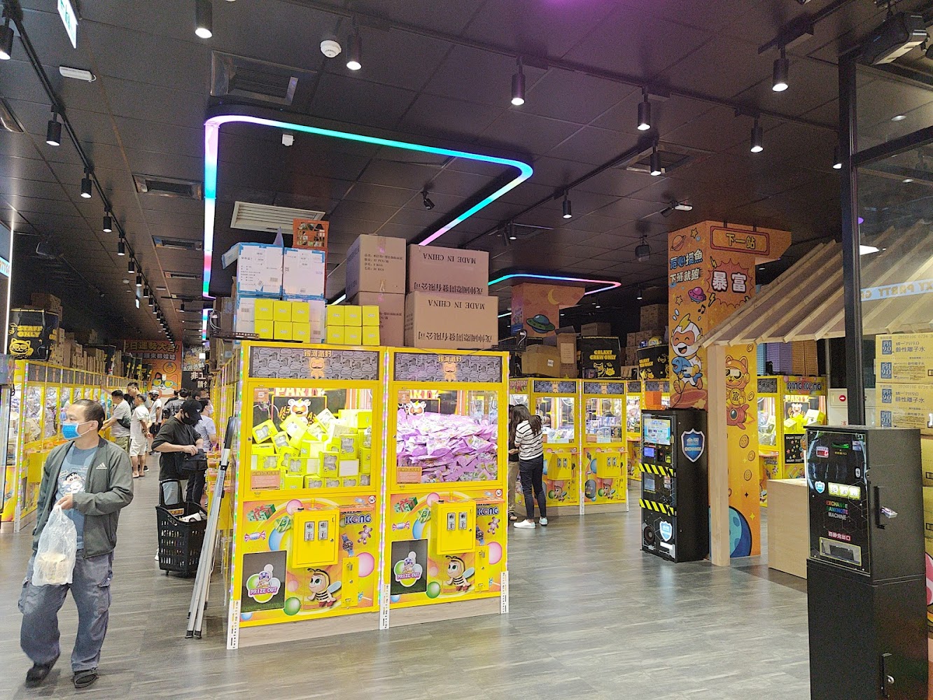 銀河派對店內多台黃色夾娃娃機