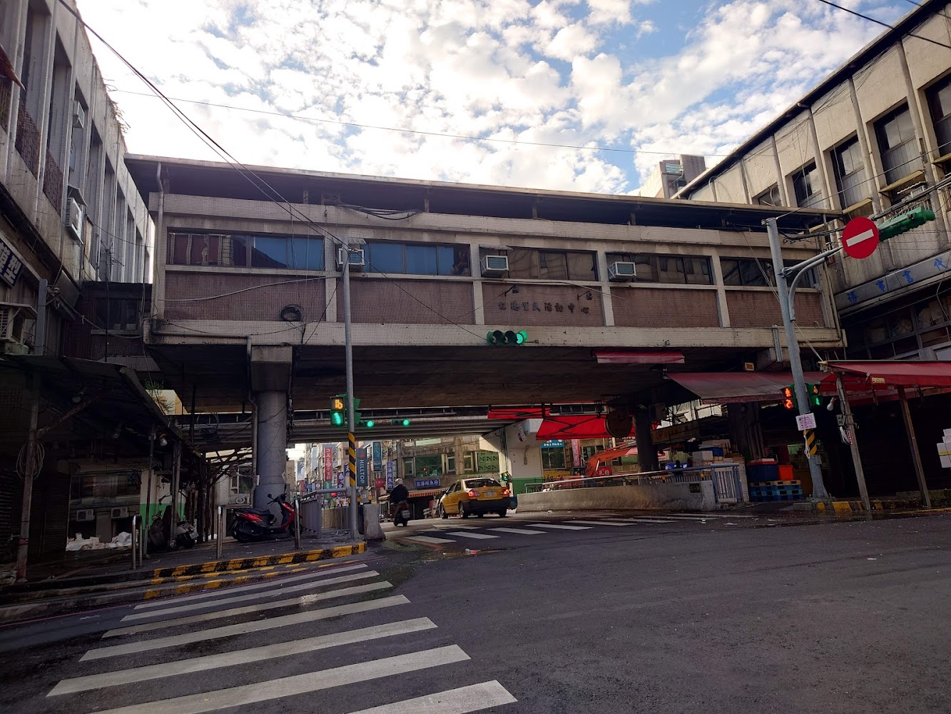 仁愛市場周邊天橋與街區景象