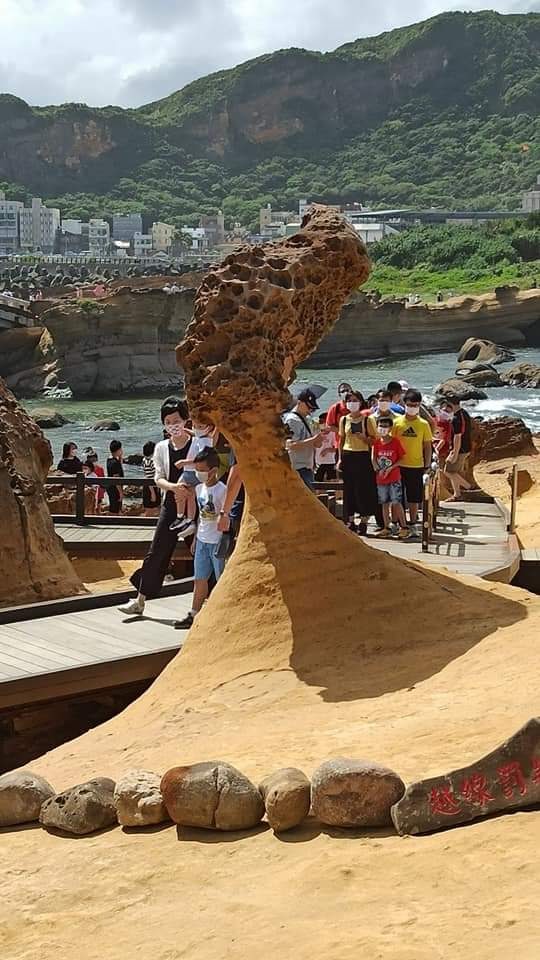 著名女王頭岩石地景與遊客