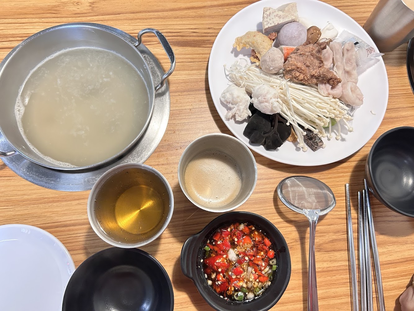 芡香石頭火鍋整桌餐點與配料