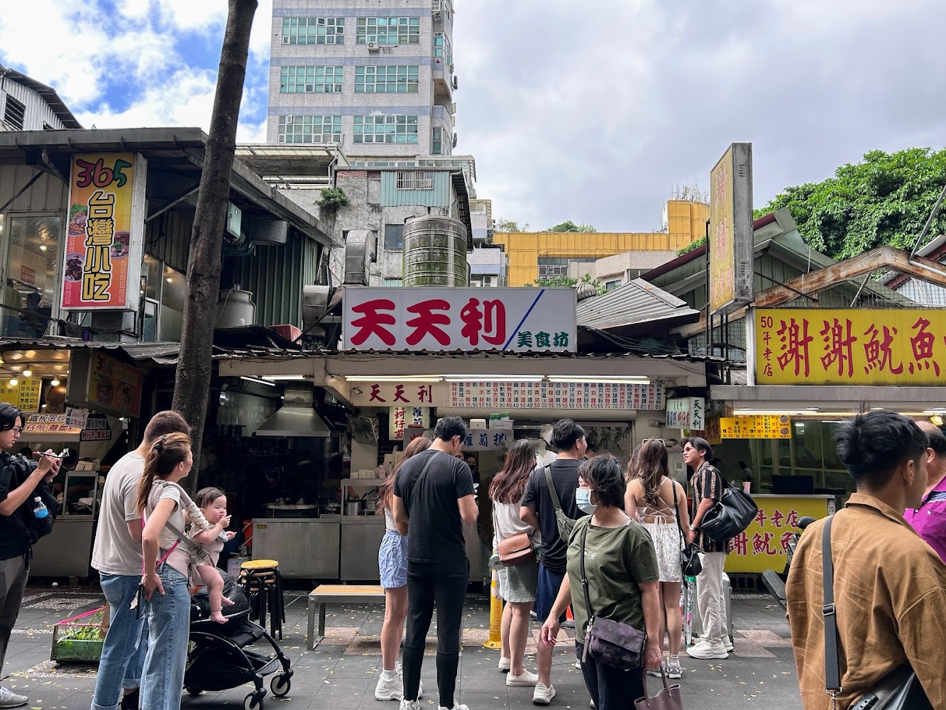 西門夜市街邊小吃攤與排隊人潮