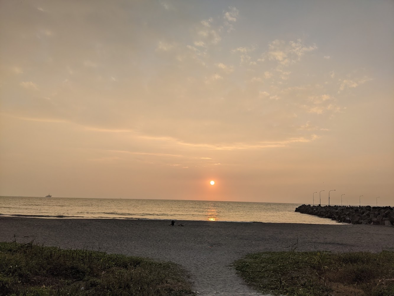 夕陽下的海灘與防波堤景色