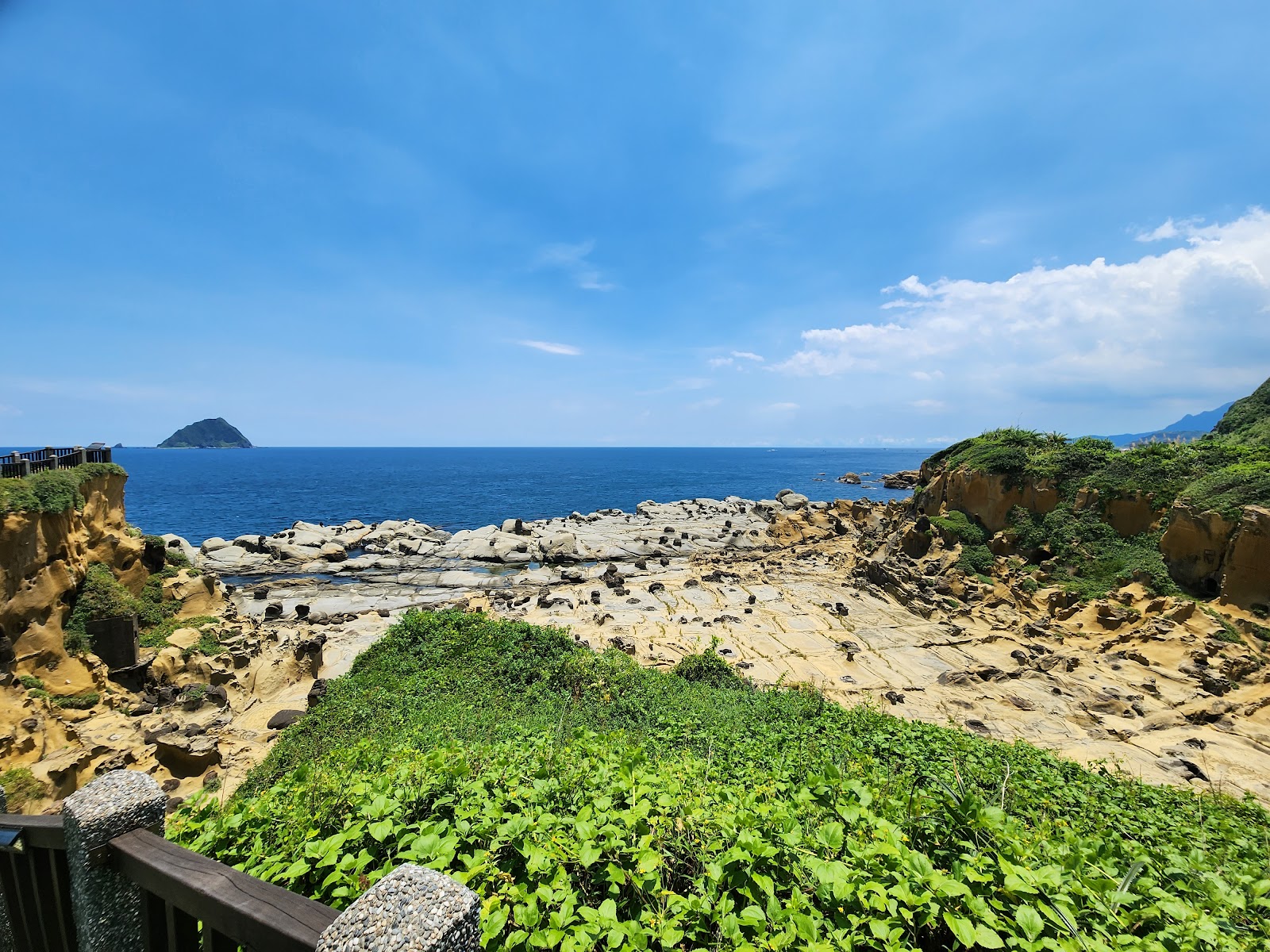 千疊敷平整岩盤向海延伸藍天小島