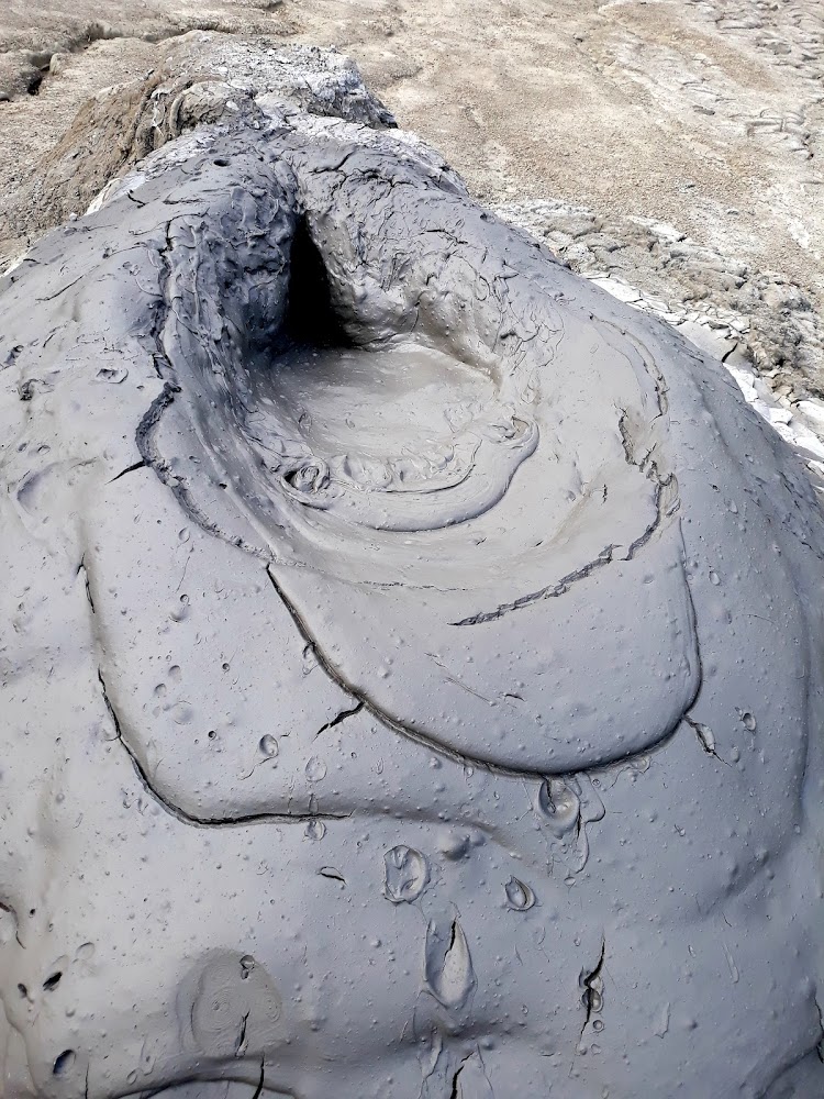 中央可見泥漿噴出的泥火山