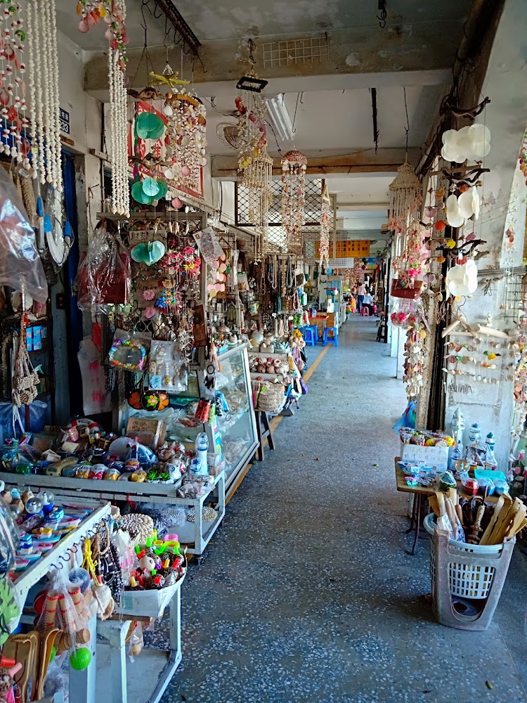 鵝鑾鼻公園售票處周邊紀念品店走廊