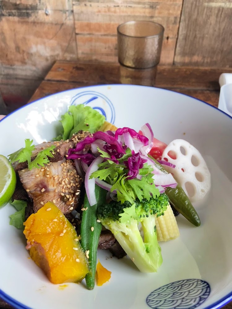 滿滿花椰菜玉米筍秋葵與肉片的豐富餐碗