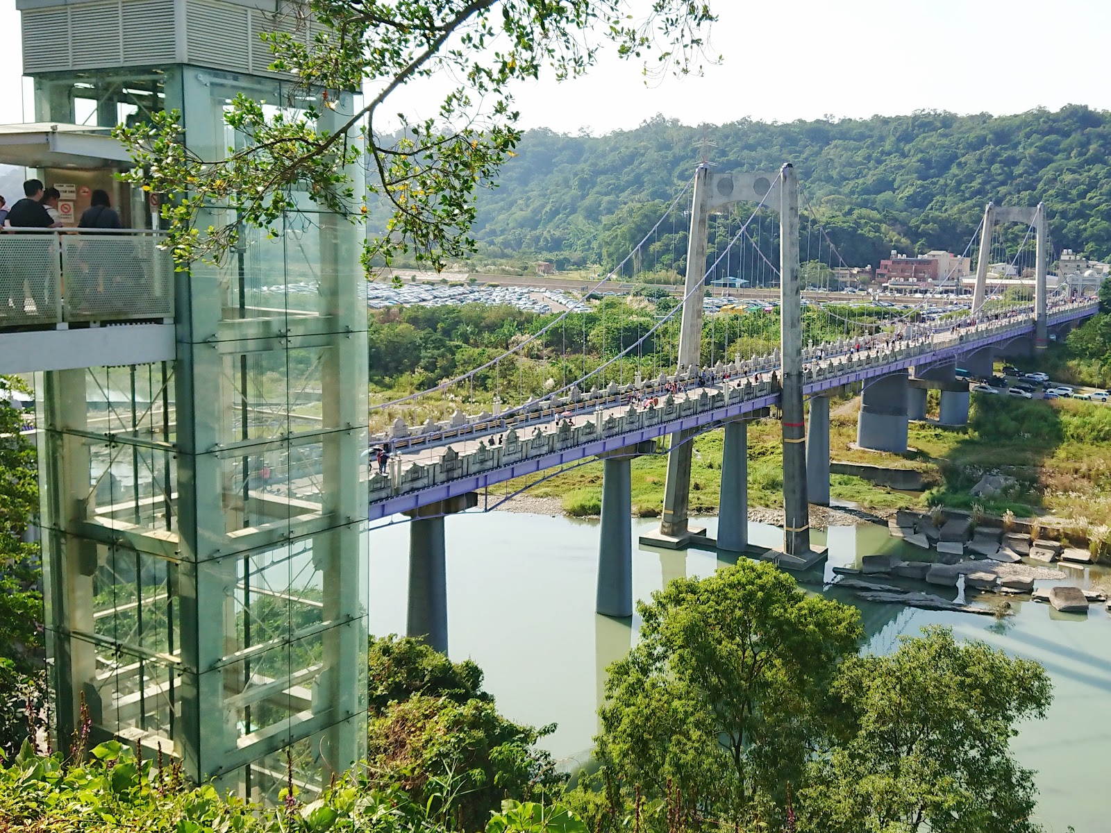 大溪橋俯瞰全景，玻璃觀景台電梯，吊橋橫跨大漢溪，兩岸綠意環繞